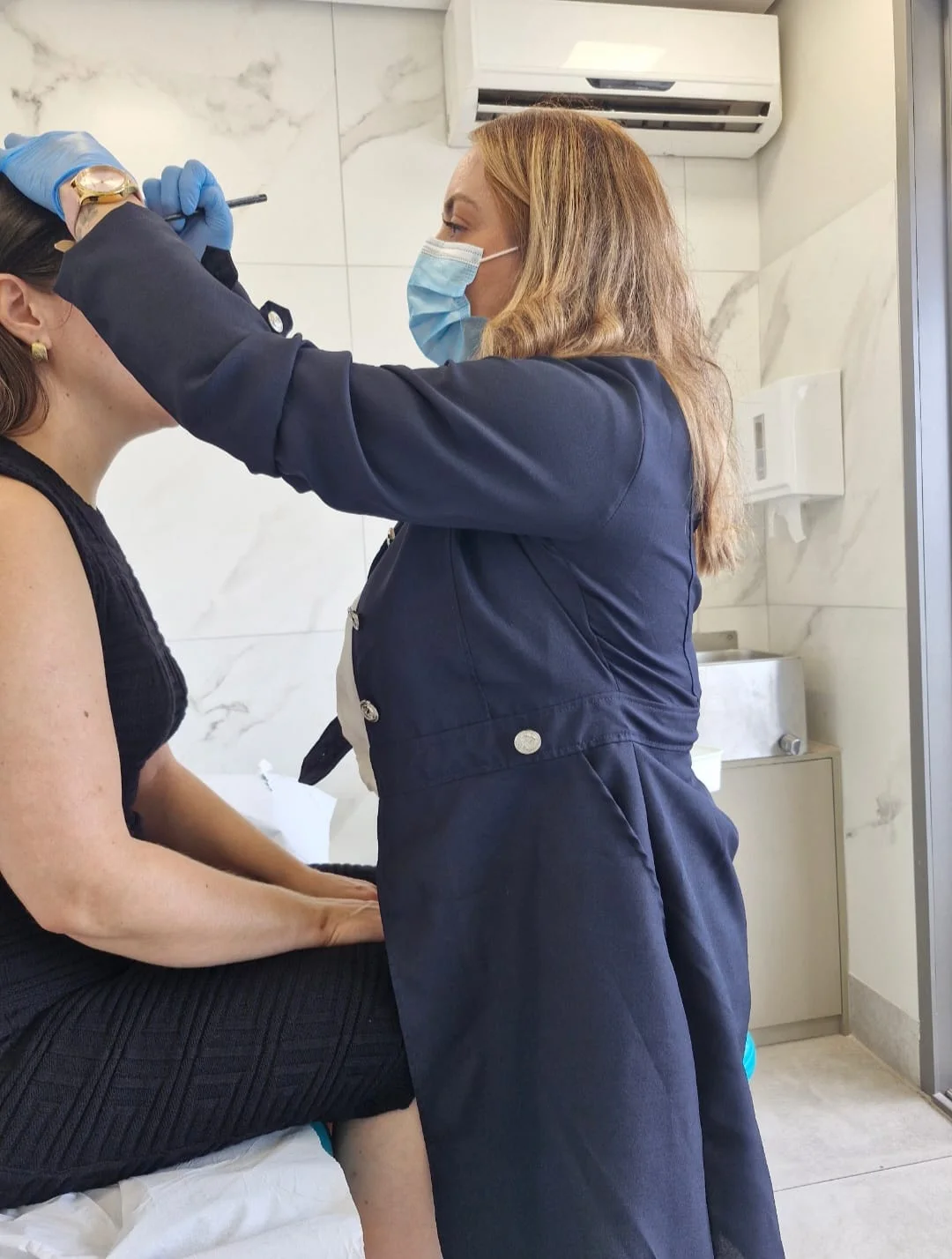 Dra. Aline Luque em atendimento estético facial